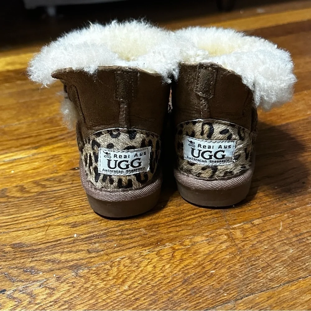 Girls Uggs anilmal print shearling suede size 8/9